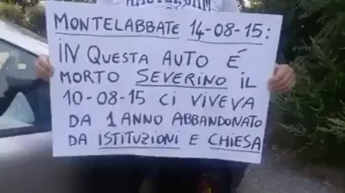 Italiano senza casa morto in auto. L'urlo sul web: "Governo e Vescovi aiutano solo gli immigrati"