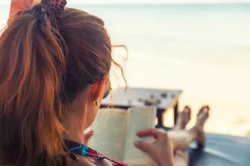 È poco tecnologico e ama i gialli: identikit del lettore vacanziero