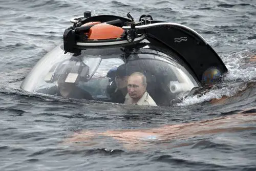 Putin, missione nel Mar Nero con mini sommergibile