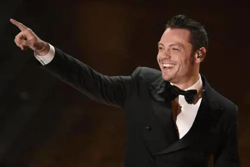 Tiziano Ferro: "Mi fido delle donne. Papa Francesco? Parole, ora i fatti"