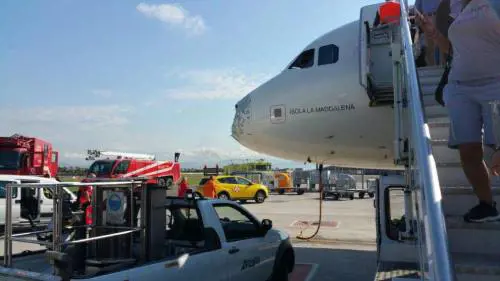 Aereo colpito da grandine e fulmine: atterraggio d'emergenza a Napoli