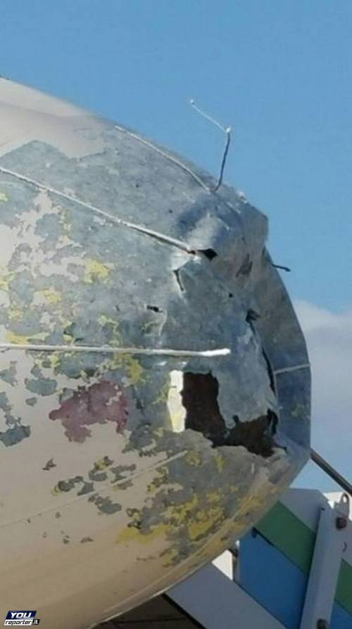 Ecco l'aereo Alitalia devastato dalla grandinata
