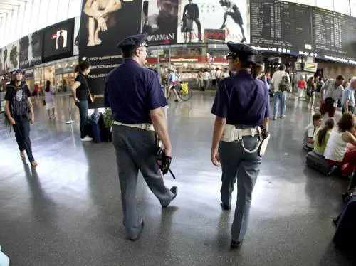 Accoltellato, rapinato e denudato alla stazione Termini. Caccia a 3 stranieri