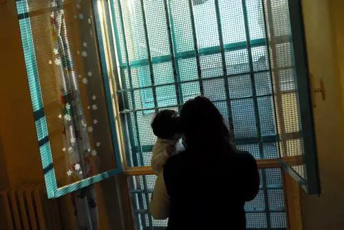 Ex assessore comunista sfratta mamma e bimba neonata