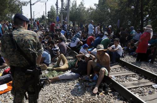 Lezione della Macedonia all'Ue: esercito lungo il confine greco per fermare il flusso di migranti