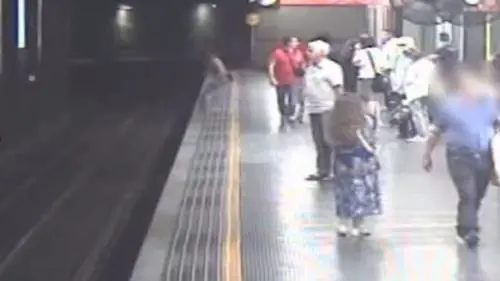 Milano, litiga con l'ex e si butta nei binari della metro