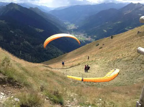 Salvini in parapendio, lo insultano su Facebook