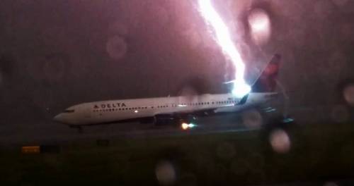 Paura all'aeroporto di Atlanta: un aereo centrato dal fulmine   