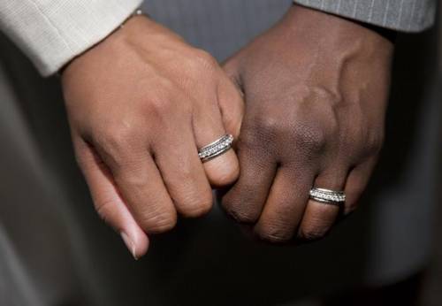 Matrimoni combinati Italiani poveri-profughi: c'è il pericolo terrorista