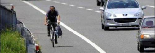 Ubriaco entra in autostrada con la bicicletta: fermato all'Autogrill