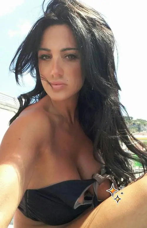 Marika Fruscio sexy diretta dal mare