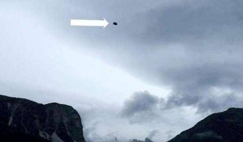 Friuli, la foto che fa discutere il web: "È un ufo?"