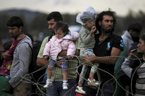 Macedonia, caos migranti: la polizia spara le granate ma in 2000 forzano il blocco