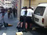 I vigili arrestano un vucumprà ma la folla lo difende