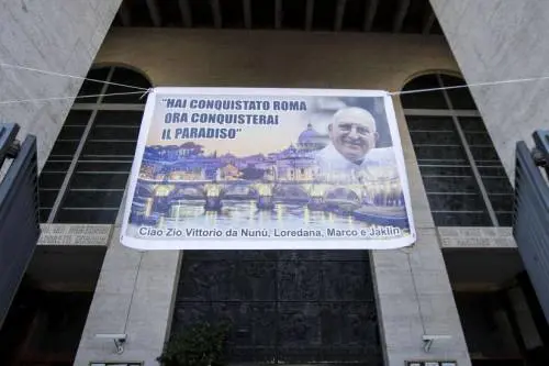 Casamonica, fedeli contro il prete: "Domenica non entriamo in Chiesa"