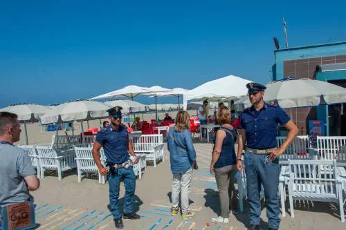 Blitz in spiaggia a Forte dei Marmi: turista preso a martellate