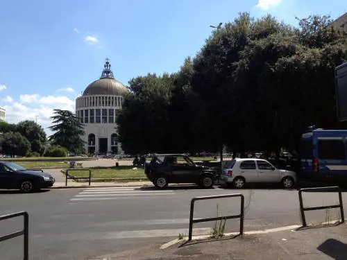 La chiesa dei Casamonica presidiata dalle forze dell'ordine L'ira dei residenti: "Fanno ridere"