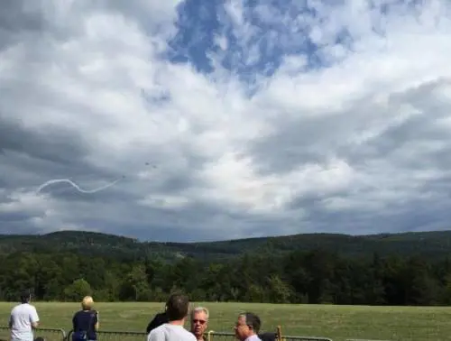In alto a sinistra le evoluzioni degli aerei all'Air Show di Dittingen, in Svizzera