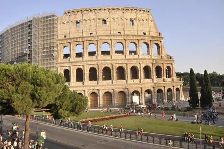 La capitale col vizio dei doppioni