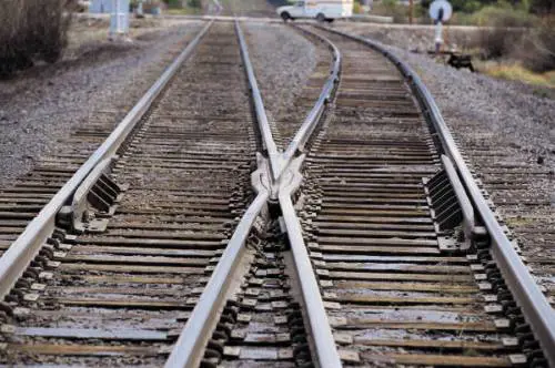 India, uomo travolto da 17 treni