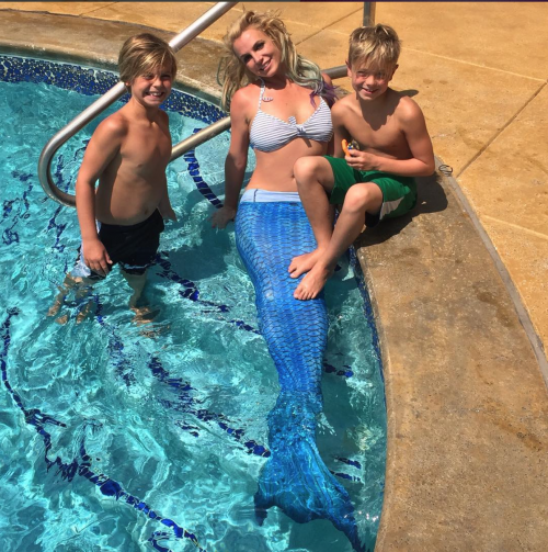 Britney Spears sirena in piscina