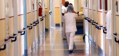 "Valium per tenere buoni i pazienti". Morti sospette: infermiera indagata