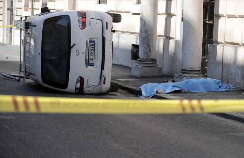 Roma, furgone travolge i passanti: morta una donna