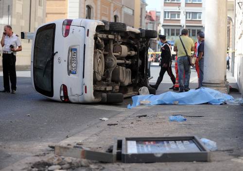Roma, furgone travolge i passanti: morta una donna