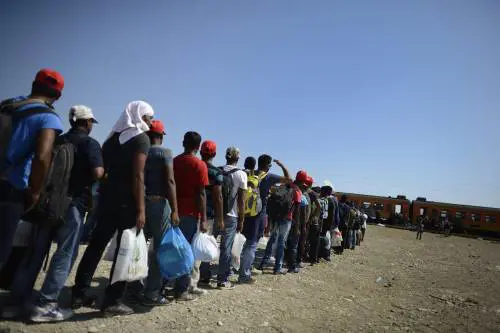 Immigrati, un fiume in piena: in 100mila avanzano in Serbia