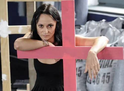 L'opera dello scandalo: si masturba in scena con il crocifisso