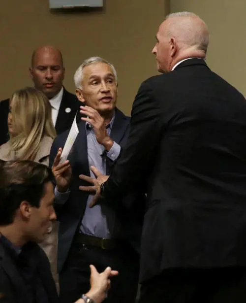 Una guardia del corpo di Donald Trump caccia Jorge Ramos dalla sala stampa