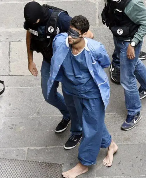 Parigi, l'arrivo in tribunale dell'attentatore del treno: è bendato e a piedi scalzi