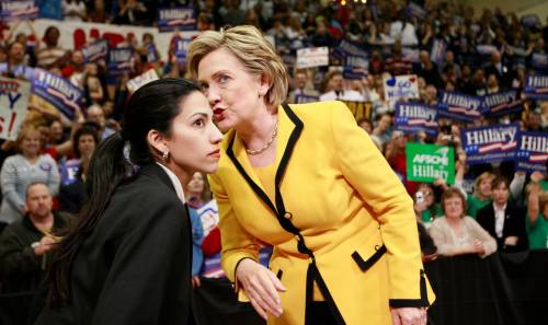 Le mail della Clinton all'assistente: "Bussa alla mia camera da letto..."