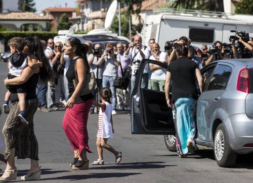 Tensioni tra i parenti e i giornalisti alla messa per Vittorio Casamonica