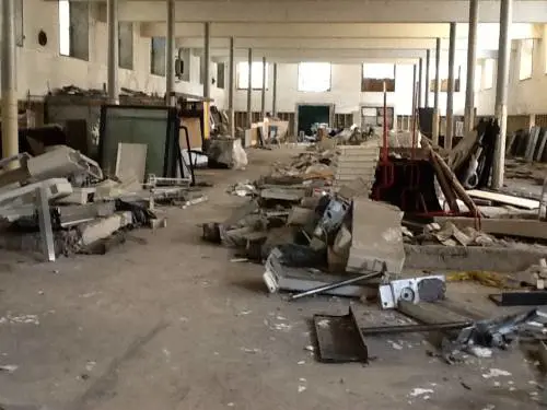 Furti e degrado Così l'ex fabbrica è in mano ai rom