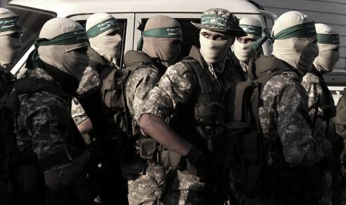 Uomini delle brigate Qassam, il braccio armato di Hamas, sfiliano in piazza Al Meena 
