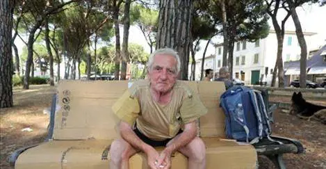 "Basta immigrazione: diamo casa e cibo agli italiani"