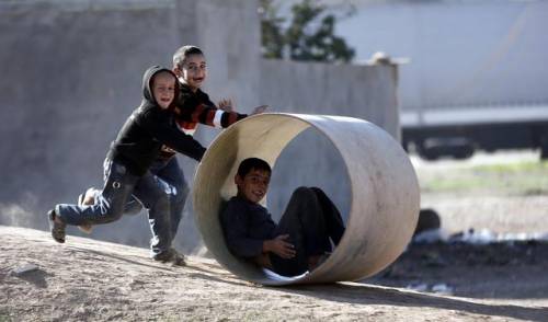 Adesso vogliono far adottare i bambini immigrati agli italiani