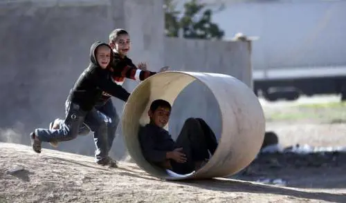 Adesso vogliono far adottare i bambini immigrati agli italiani