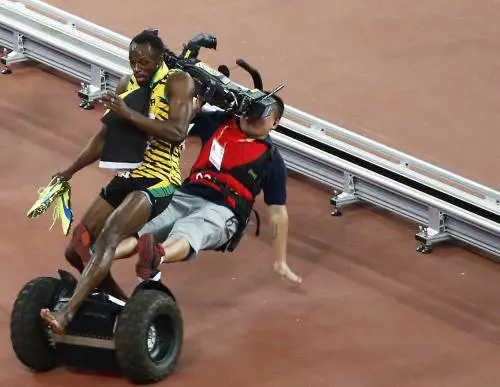 Bolt travolto dal cameraman in segway