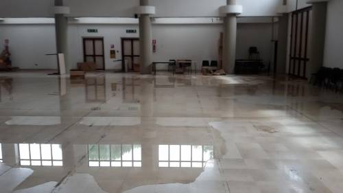Bastano due gocce di pioggia ad allagare la caserma di polizia