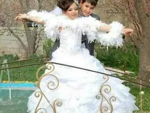 Le foto del baby matrimonio: 10 anni lei, 14 lui