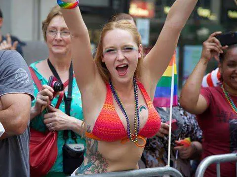 La foto postata da Sgarbi su Facebook per promuovere il Gnocca Pride