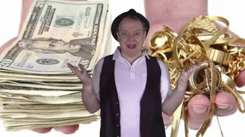 Il comico romano Dado in un frame della canzone sui Casamonica