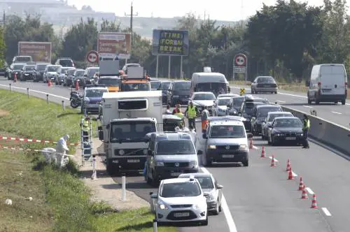 Austria, fermato un altro tir: ​26 profughi, gravi 3 bimbi. Su uno yacht muore 15enne