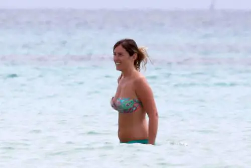 Ancora bikini a Formentera: vacanze infinite per la Boschi