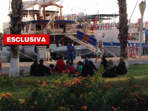 I migranti accampati a Bodrum davanti al porto turistico