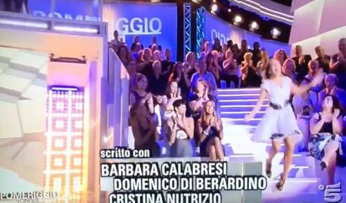 La D'Urso ospita la Fusco e cade dalle scale in diretta tv