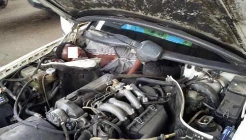 Ceuta, immigrato nascosto nel motore dell'auto