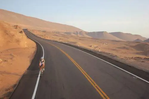La manager perde il lavoro e fa il giro del mondo in bici